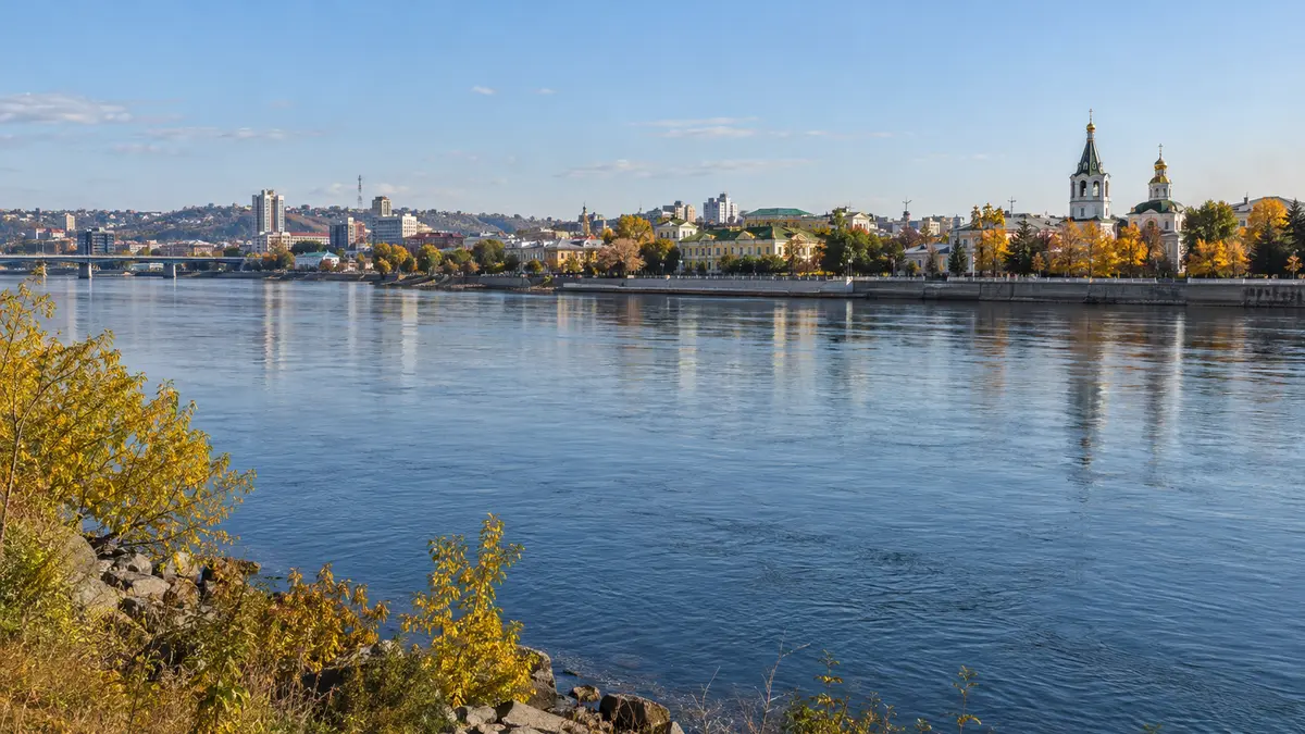 Иркутский пейзаж Ангара и городская набережная